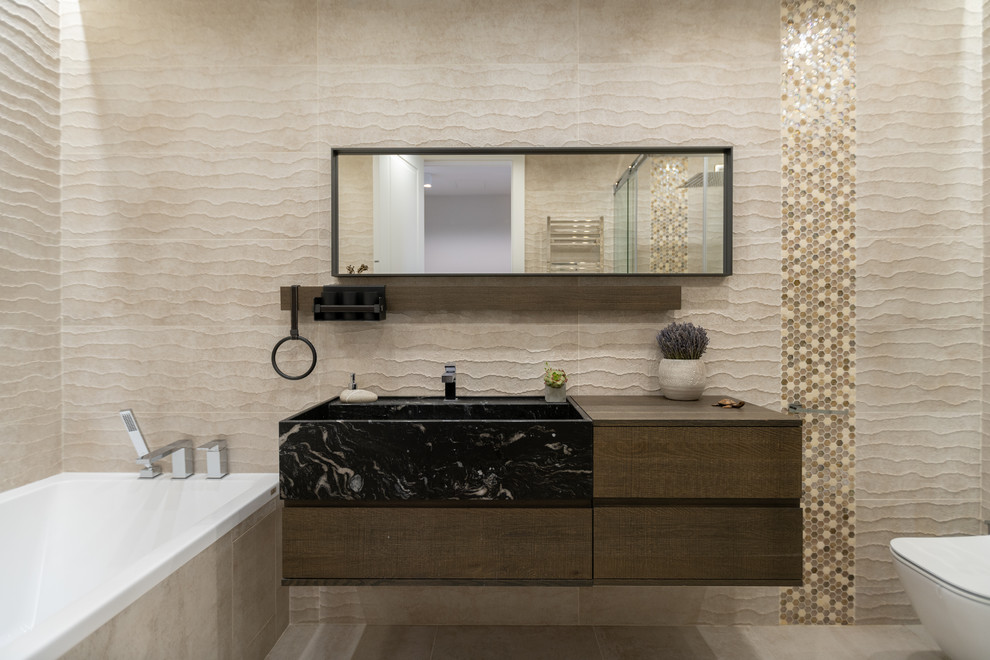 Idéer för ett modernt brun en-suite badrum, med släta luckor, skåp i mörkt trä, beige kakel, ett nedsänkt handfat och beiget golv