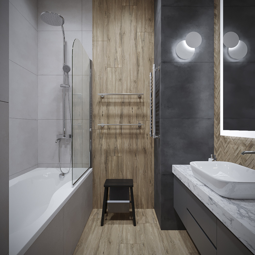 Пример оригинального дизайна: главная ванная комната среднего размера в современном стиле с плоскими фасадами, белыми фасадами, полновстраиваемой ванной, бежевой плиткой, керамогранитной плиткой, серыми стенами, полом из керамической плитки, настольной раковиной, столешницей из искусственного кварца, коричневым полом, шторкой для ванной и серой столешницей
