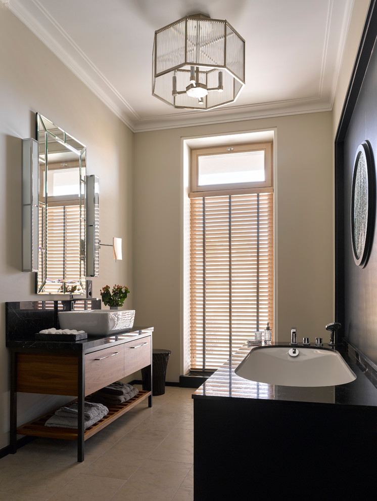 Idéer för minimalistiska en-suite badrum, med släta luckor, skåp i mellenmörkt trä, ett undermonterat badkar, beige väggar, ett fristående handfat och beiget golv