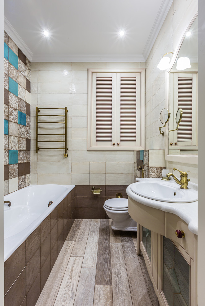 На фото: ванная комната в стиле неоклассика (современная классика) с накладной раковиной