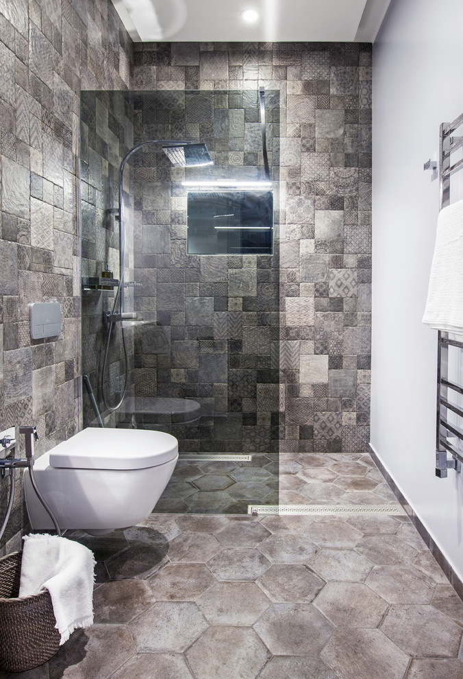 Источник вдохновения для домашнего уюта: ванная комната среднего размера в современном стиле с открытым душем, инсталляцией, серой плиткой, керамической плиткой, серыми стенами, полом из керамогранита, душевой кабиной и серым полом