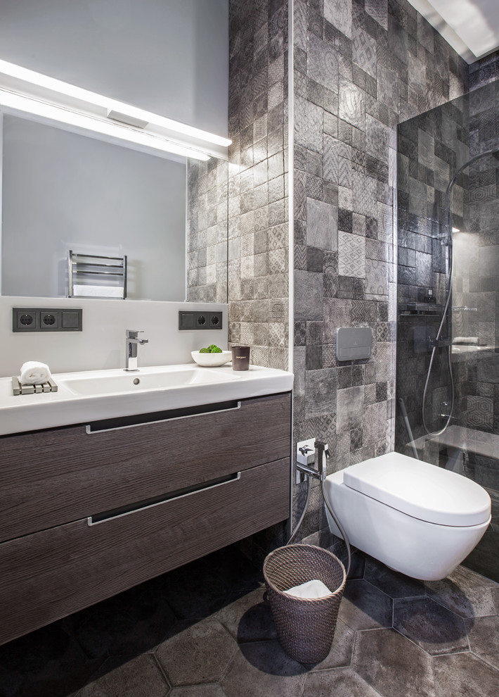 На фото: ванная комната среднего размера в современном стиле с плоскими фасадами, темными деревянными фасадами, инсталляцией, серой плиткой, керамической плиткой, полом из керамогранита, душевой кабиной, столешницей из искусственного камня, серым полом и монолитной раковиной с