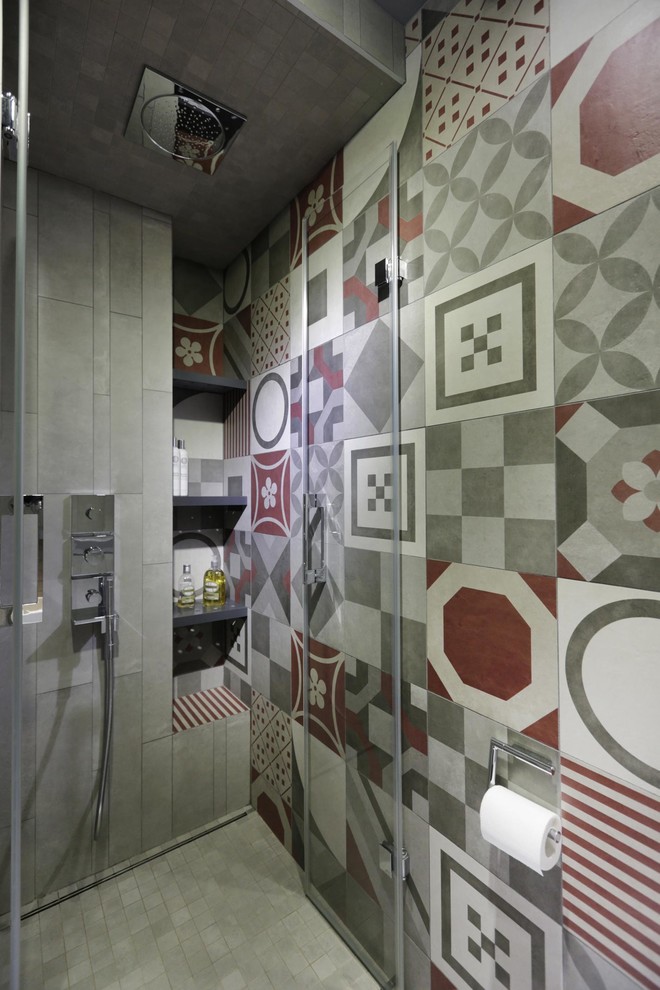Idéer för funkis badrum med dusch, med en vägghängd toalettstol, flerfärgad kakel och grått golv