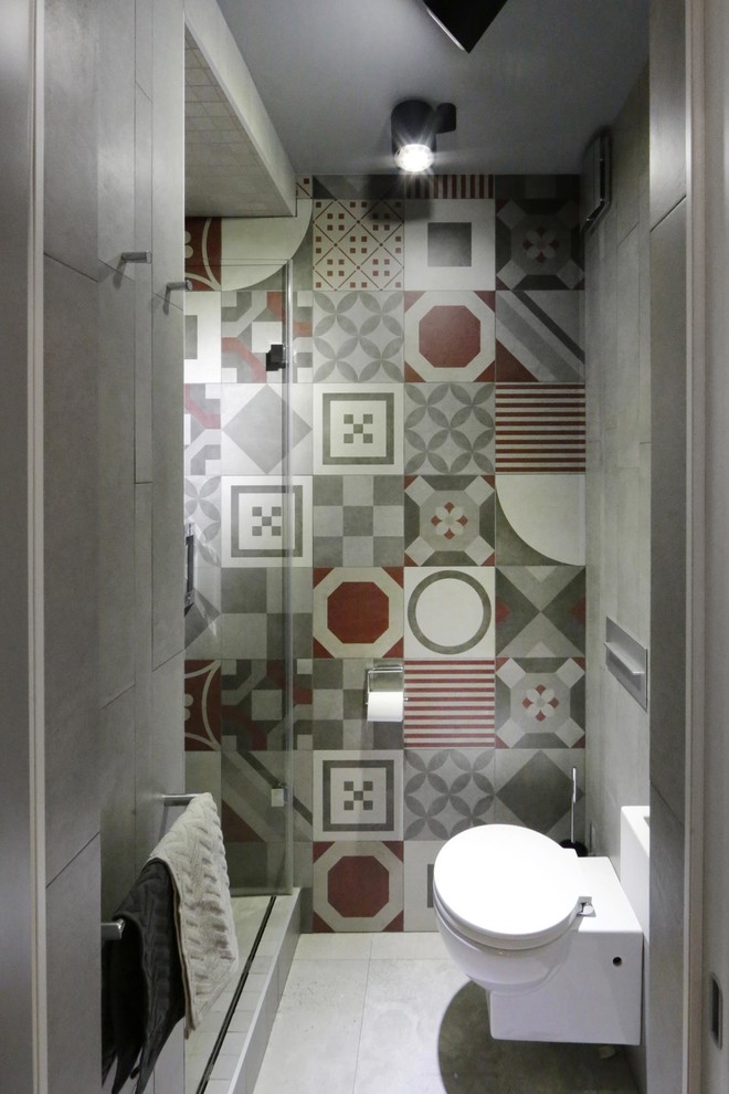 Immagine di una stanza da bagno con doccia contemporanea con WC sospeso, piastrelle multicolore e pavimento grigio