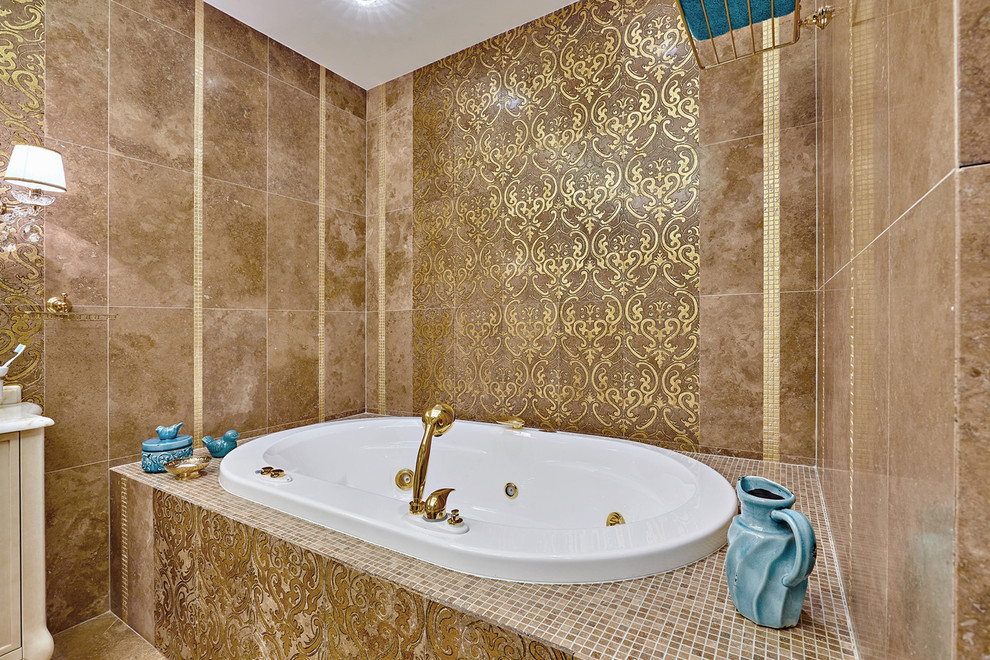 Cette image montre une salle de bain traditionnelle avec une baignoire posée et un lavabo encastré.