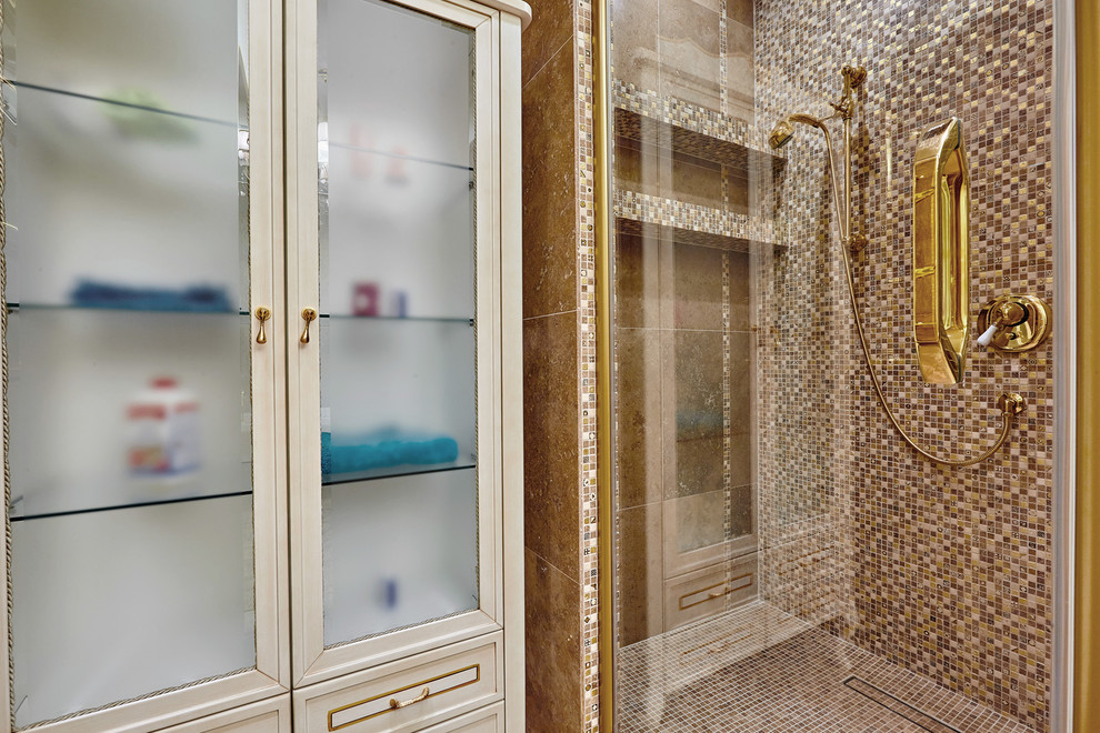 Пример оригинального дизайна: ванная комната в классическом стиле с душем в нише, коричневой плиткой и плиткой мозаикой