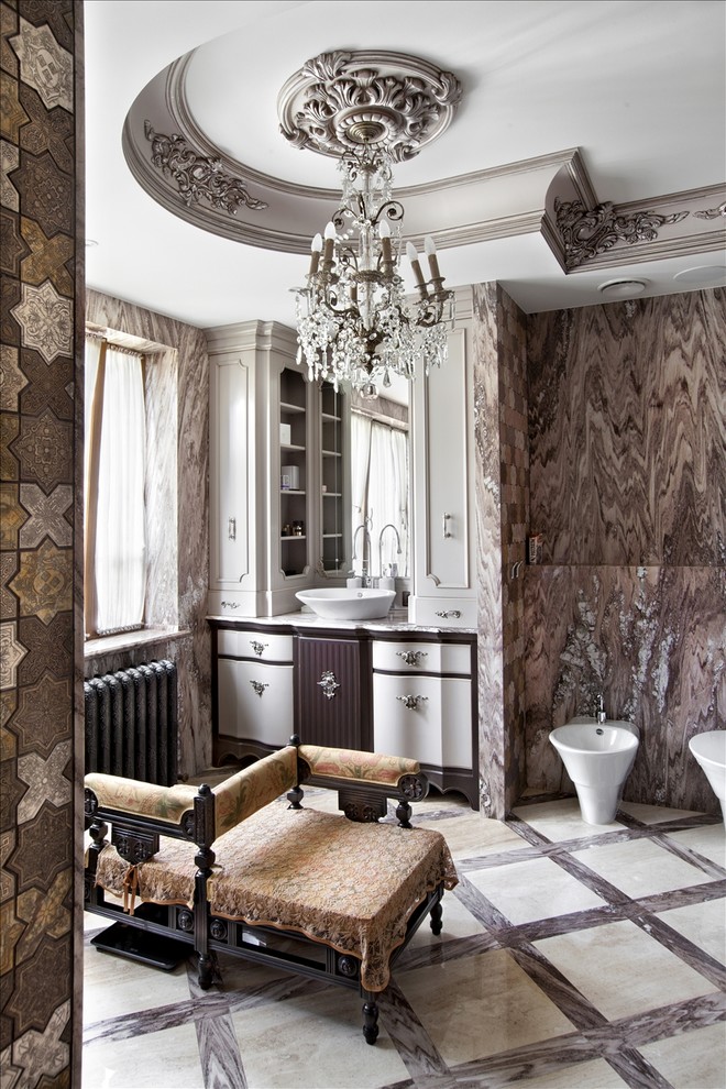 モスクワにあるトラディショナルスタイルのおしゃれな浴室 (ビデ、ベッセル式洗面器) の写真