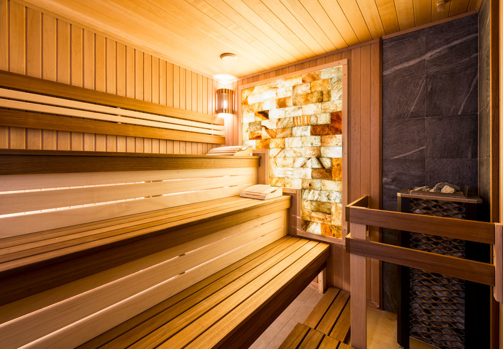 Ispirazione per una sauna country di medie dimensioni con piastrelle marroni e pavimento in gres porcellanato