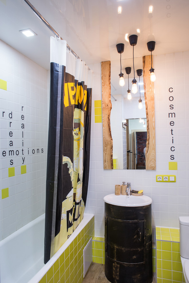 Bild på ett litet eklektiskt badrum, med svarta skåp, en dusch/badkar-kombination, en toalettstol med separat cisternkåpa, vit kakel, gul kakel, ett nedsänkt handfat och dusch med duschdraperi
