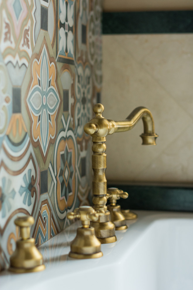 Пример оригинального дизайна: ванная комната среднего размера в стиле рустика с гидромассажной ванной, инсталляцией, зелеными стенами и деревянными стенами