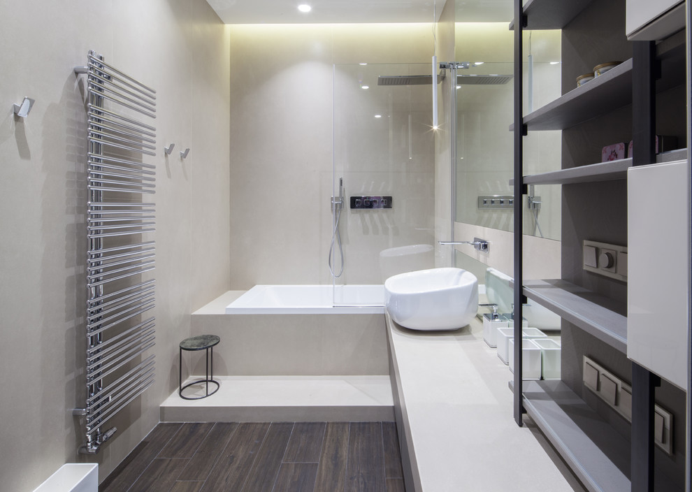 Стильный дизайн: главная ванная комната среднего размера в современном стиле с плоскими фасадами, серыми фасадами, гидромассажной ванной, душем над ванной, инсталляцией, бежевой плиткой, полом из керамической плитки, настольной раковиной и столешницей из искусственного камня - последний тренд