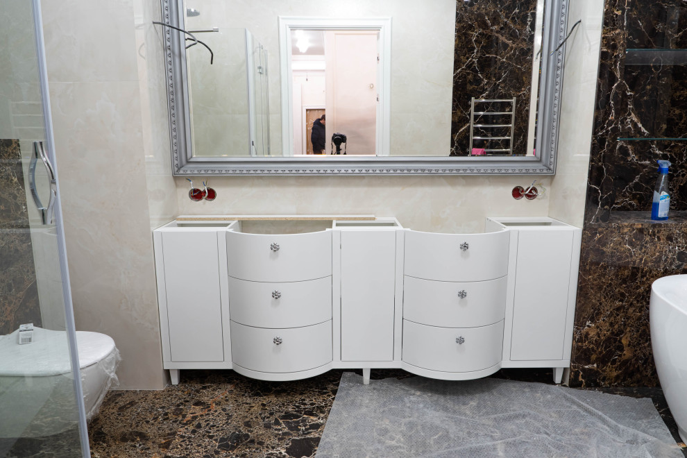 Diseño de cuarto de baño principal, doble y de pie clásico grande con puertas de armario blancas, paredes blancas, suelo de mármol y suelo marrón