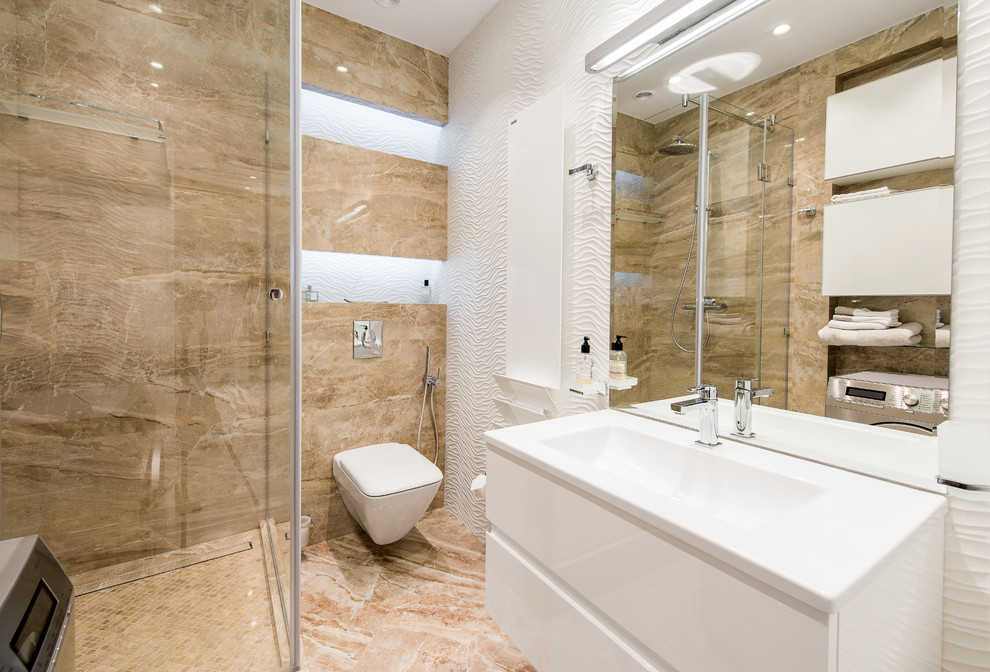 Diseño de cuarto de baño actual de tamaño medio con armarios con paneles lisos, paredes marrones, puertas de armario blancas, ducha esquinera, sanitario de pared, baldosas y/o azulejos beige, aseo y ducha y lavabo integrado