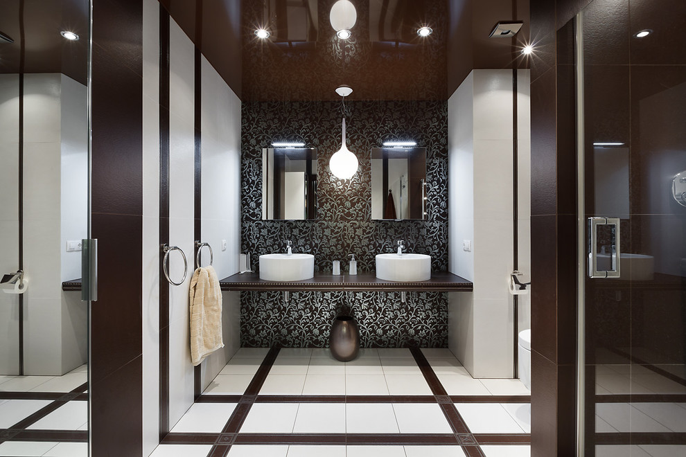 Стильный дизайн: ванная комната среднего размера в современном стиле с настольной раковиной, душем в нише, инсталляцией, разноцветной плиткой, керамической плиткой, разноцветными стенами, полом из керамической плитки, душевой кабиной, разноцветным полом и душем с распашными дверями - последний тренд