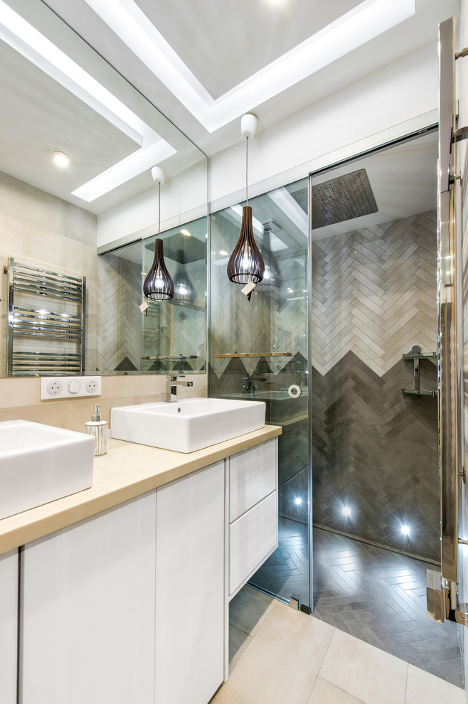 Modernes Duschbad mit flächenbündigen Schrankfronten, weißen Schränken, Duschnische, beigen Fliesen, grauen Fliesen, Aufsatzwaschbecken, Schiebetür-Duschabtrennung, weißer Wandfarbe und beigem Boden in Sonstige
