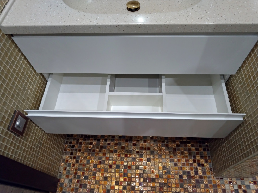 Modelo de cuarto de baño único y flotante actual con armarios con paneles lisos, puertas de armario blancas y encimera de acrílico