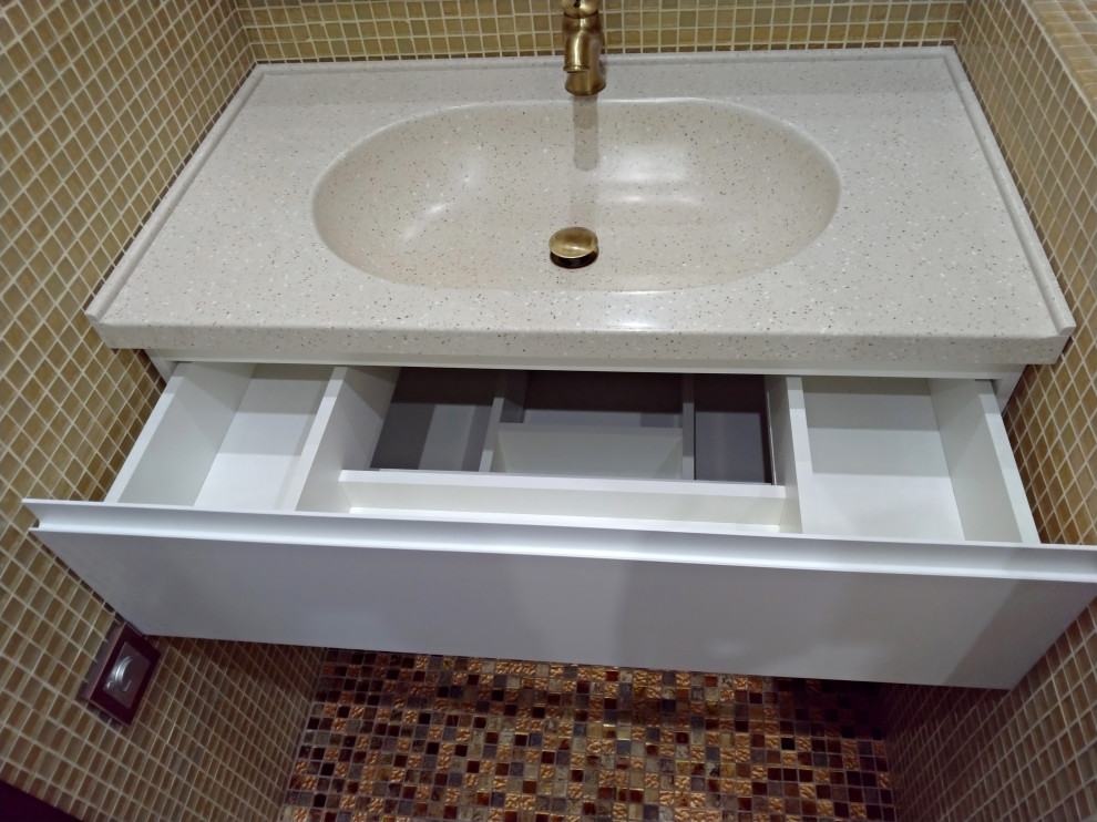 Imagen de cuarto de baño único y flotante actual con armarios con paneles lisos, puertas de armario blancas y encimera de acrílico