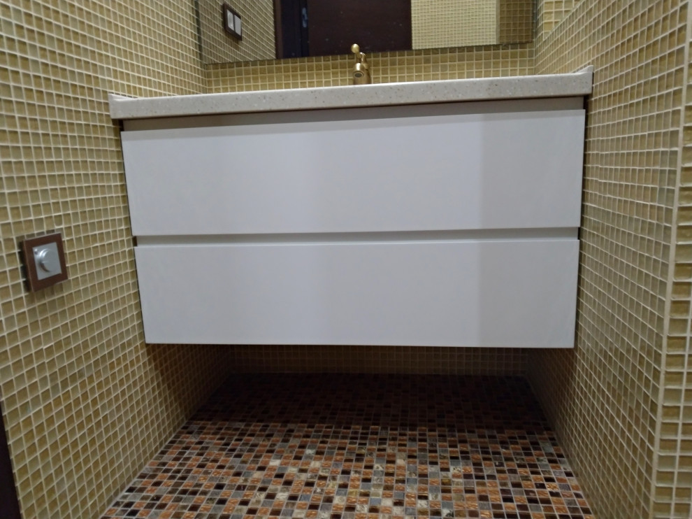 Идея дизайна: ванная комната в современном стиле с плоскими фасадами, белыми фасадами, столешницей из искусственного камня, тумбой под одну раковину и подвесной тумбой
