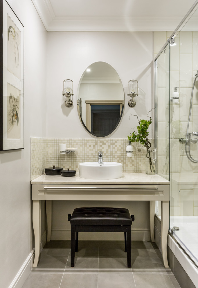Стильный дизайн: ванная комната в стиле неоклассика (современная классика) с серыми стенами, душевой кабиной, настольной раковиной и серым полом - последний тренд
