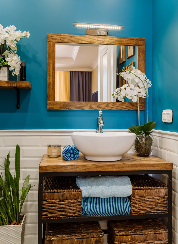 Свежая идея для дизайна: ванная комната в классическом стиле с акцентной стеной - отличное фото интерьера