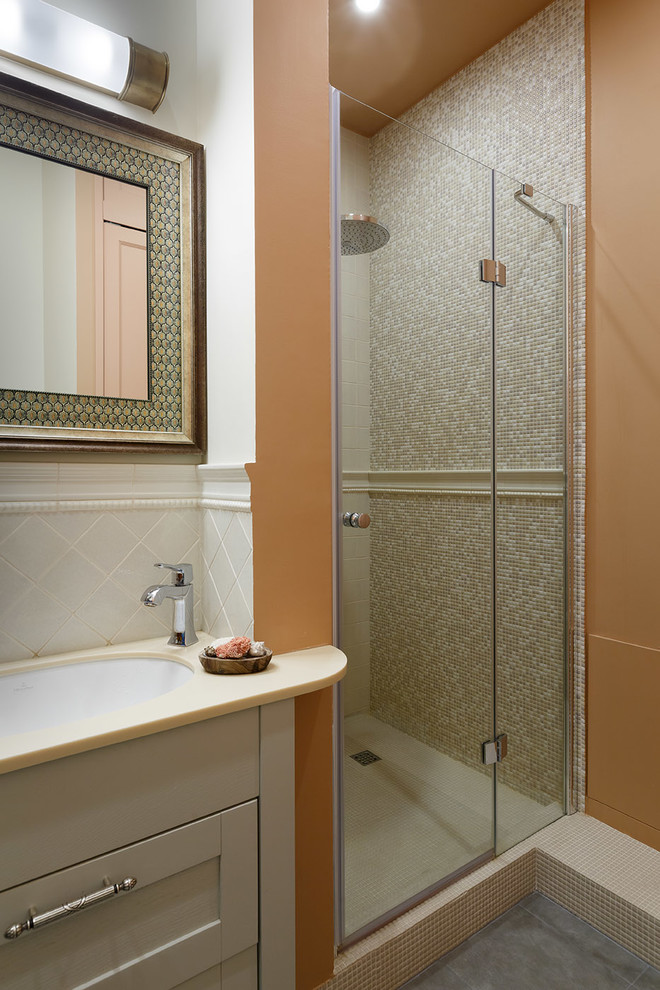 Foto på ett mellanstort vintage badrum med dusch, med grå skåp, en dusch i en alkov, vit kakel, keramikplattor, vita väggar, klinkergolv i porslin, ett undermonterad handfat, bänkskiva i akrylsten, grått golv, dusch med gångjärnsdörr och luckor med infälld panel