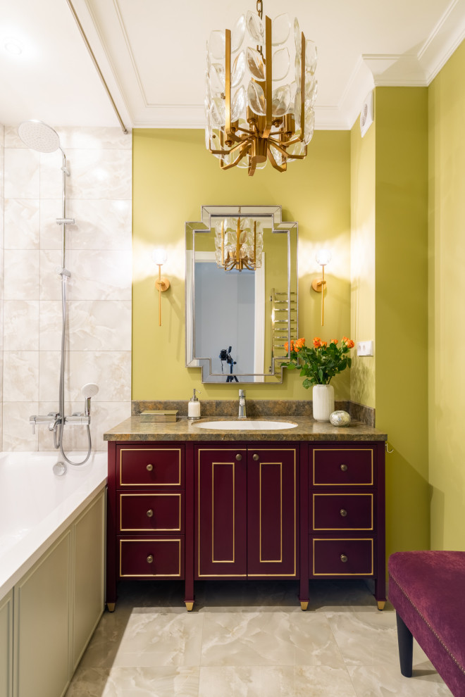 Idéer för mellanstora vintage brunt en-suite badrum, med luckor med upphöjd panel, röda skåp, ett badkar i en alkov, beige kakel, porslinskakel, gröna väggar, klinkergolv i porslin, ett undermonterad handfat, bänkskiva i akrylsten, beiget golv och dusch med duschdraperi