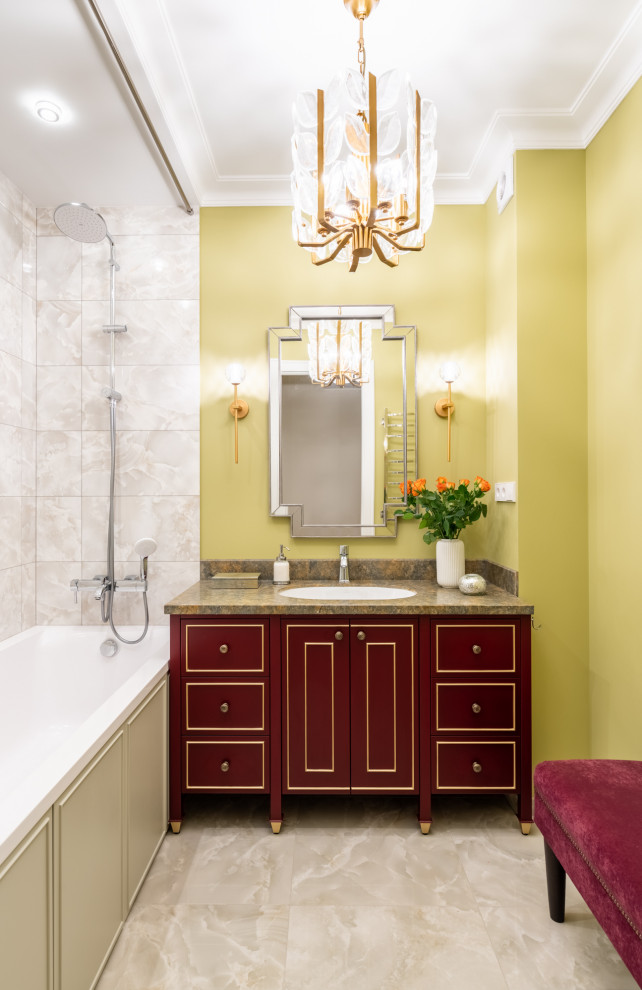 Стильный дизайн: главная ванная комната среднего размера в классическом стиле с фасадами с выступающей филенкой, красными фасадами, ванной в нише, бежевой плиткой, керамогранитной плиткой, зелеными стенами, полом из керамогранита, врезной раковиной, столешницей из искусственного камня, бежевым полом, шторкой для ванной и коричневой столешницей - последний тренд