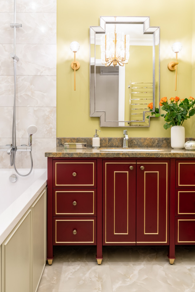 Пример оригинального дизайна: главная ванная комната среднего размера в классическом стиле с фасадами с выступающей филенкой, красными фасадами, ванной в нише, бежевой плиткой, керамогранитной плиткой, зелеными стенами, полом из керамогранита, врезной раковиной, столешницей из искусственного камня, бежевым полом, шторкой для ванной и коричневой столешницей