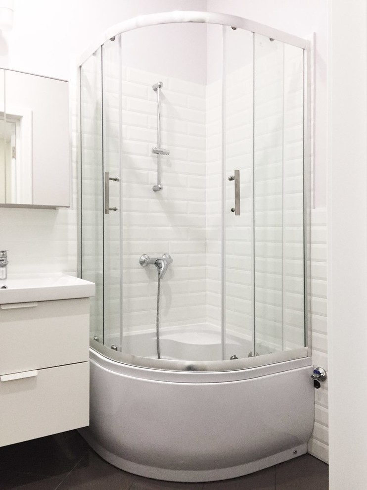 Ispirazione per una piccola stanza da bagno con doccia scandinava con doccia ad angolo, piastrelle bianche, pavimento grigio, porta doccia scorrevole e top bianco