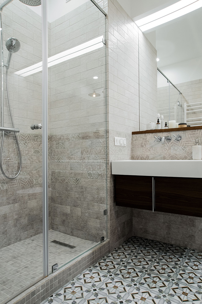 Modernes Duschbad mit flächenbündigen Schrankfronten, Duschnische, beigen Fliesen, grauen Fliesen, integriertem Waschbecken, buntem Boden und Schiebetür-Duschabtrennung in Sonstige