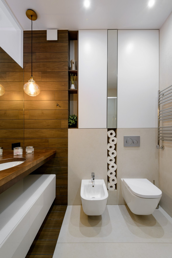На фото: ванная комната в белых тонах с отделкой деревом в современном стиле