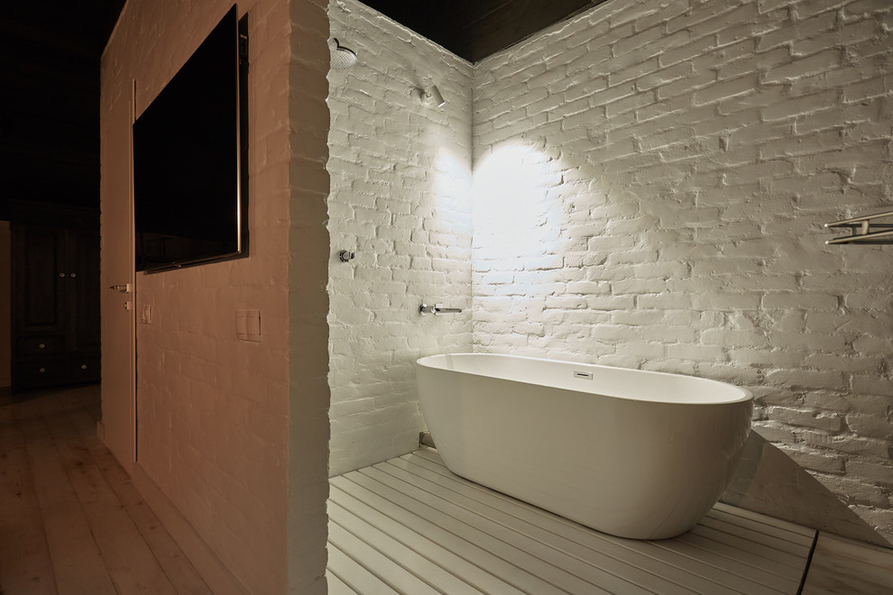 Идея дизайна: маленькая главная ванная комната в стиле лофт с отдельно стоящей ванной, деревянным полом, белым полом и открытым душем для на участке и в саду
