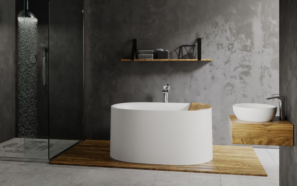 Идея дизайна: маленькая ванная комната в скандинавском стиле с отдельно стоящей ванной, угловым душем, серыми стенами, накладной раковиной, столешницей из дерева и душевой кабиной для на участке и в саду