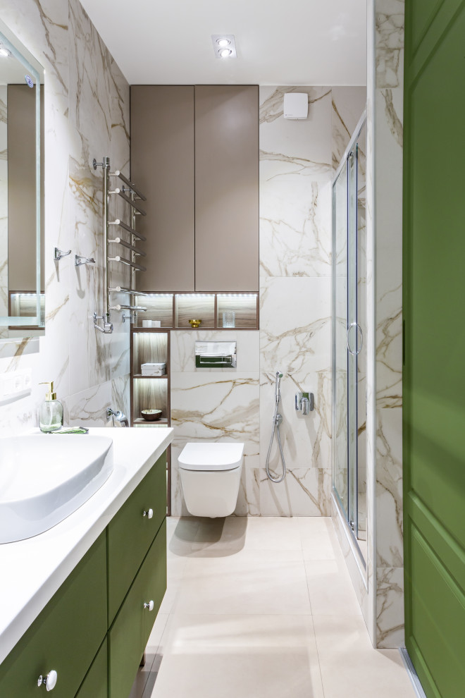 Immagine di una stanza da bagno con doccia design con ante lisce, ante verdi, doccia alcova, WC sospeso, piastrelle beige, lavabo a bacinella, pavimento beige, porta doccia scorrevole e un lavabo