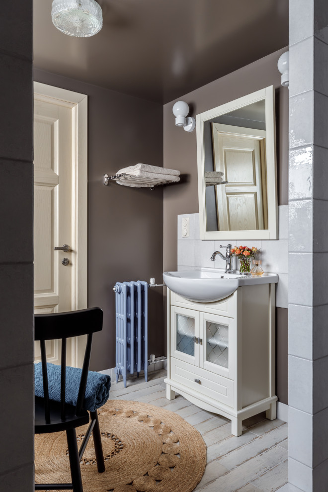 Свежая идея для дизайна: ванная комната среднего размера в стиле ретро с фасадами островного типа, бежевыми фасадами, душем в нише, белой плиткой, серыми стенами, душевой кабиной, монолитной раковиной, бежевым полом, открытым душем и белой столешницей - отличное фото интерьера