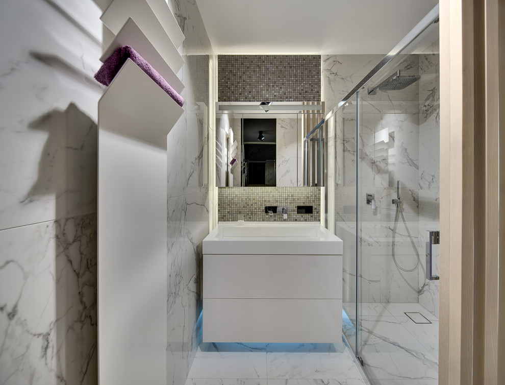 Свежая идея для дизайна: ванная комната в современном стиле с белыми фасадами, душем в нише, душевой кабиной, монолитной раковиной и белым полом - отличное фото интерьера
