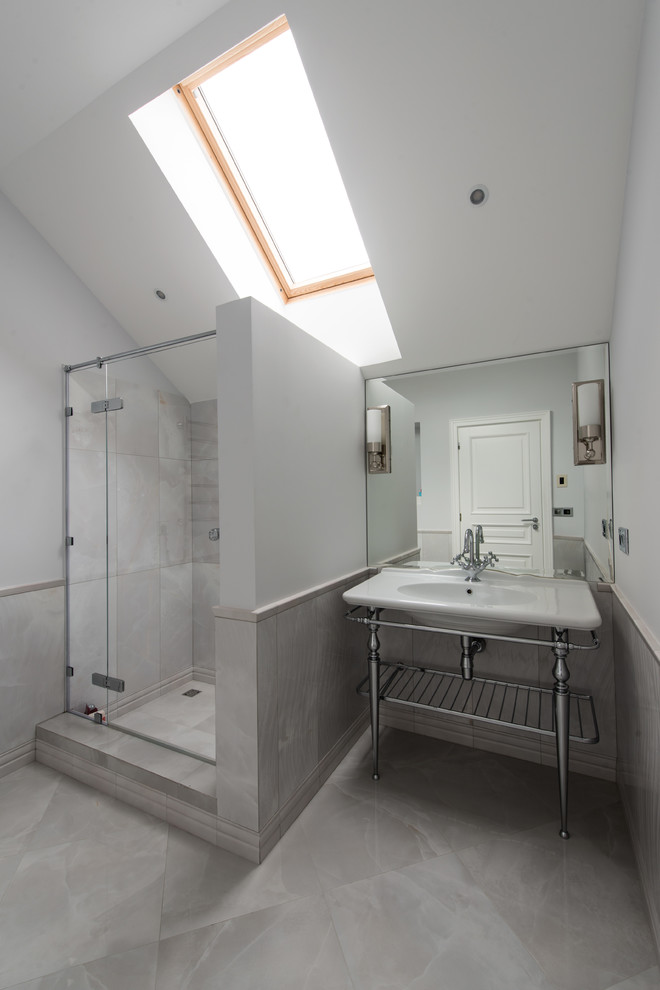 Ejemplo de cuarto de baño tradicional con ducha empotrada, baldosas y/o azulejos grises, paredes blancas, aseo y ducha, lavabo tipo consola y ducha con puerta con bisagras