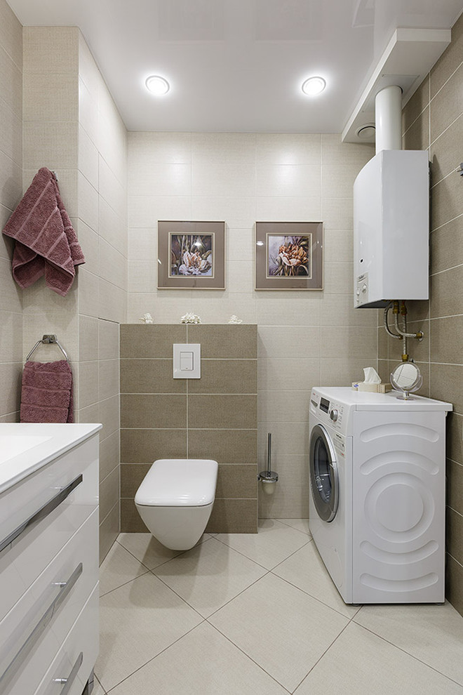 Пример оригинального дизайна: главная ванная комната среднего размера в классическом стиле с плоскими фасадами, белыми фасадами, полновстраиваемой ванной, душем над ванной, инсталляцией, разноцветной плиткой, керамической плиткой, разноцветными стенами, полом из керамической плитки, настольной раковиной, серым полом и шторкой для ванной