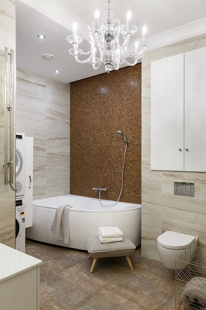 Klassisk inredning av ett badrum, med ett hörnbadkar och brunt golv