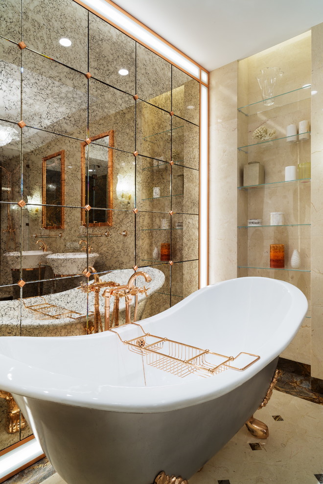 Источник вдохновения для домашнего уюта: главная ванная комната в стиле неоклассика (современная классика) с ванной на ножках