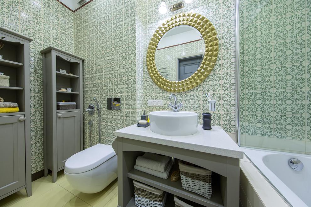 Свежая идея для дизайна: главная ванная комната в стиле неоклассика (современная классика) с открытыми фасадами, серыми фасадами, душем над ванной, инсталляцией, зеленой плиткой, настольной раковиной и зелеными стенами - отличное фото интерьера