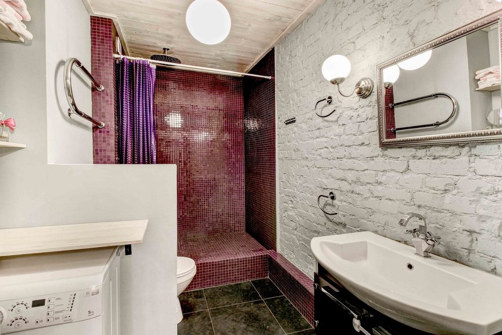 Ispirazione per una stanza da bagno con doccia design con pareti bianche e pavimento nero