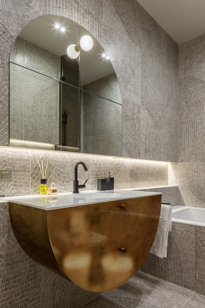 Exempel på ett mellanstort modernt vit vitt en-suite badrum, med släta luckor, gula skåp, ett undermonterat badkar, en dusch i en alkov, en toalettstol med separat cisternkåpa, grå kakel, keramikplattor, grå väggar, klinkergolv i keramik, ett integrerad handfat, bänkskiva i återvunnet glas, grått golv och dusch med gångjärnsdörr
