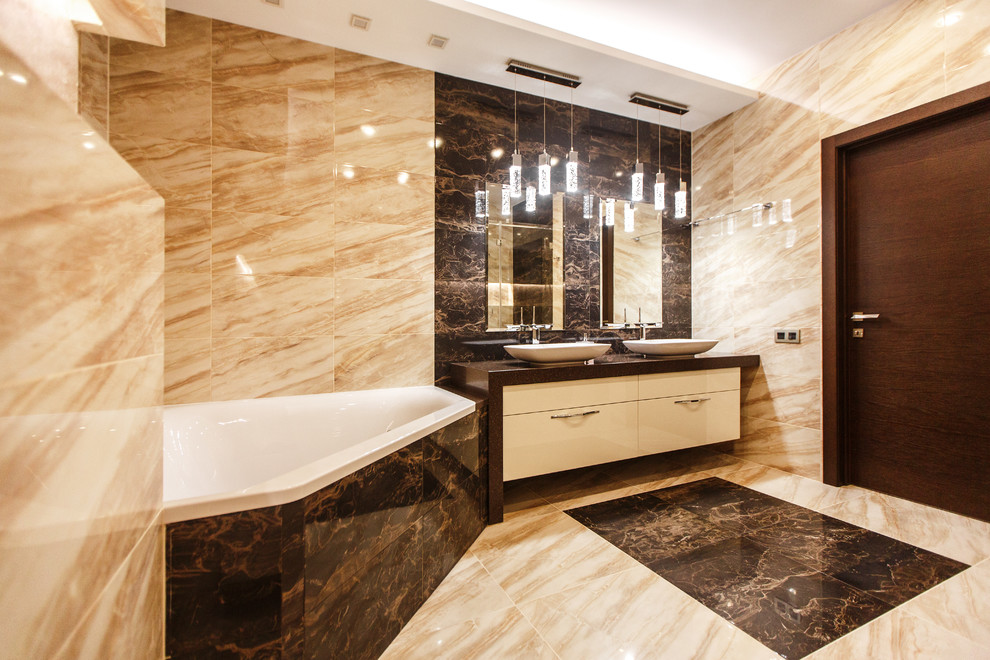 Пример оригинального дизайна: главная ванная комната среднего размера в современном стиле с плоскими фасадами, бежевыми фасадами, угловой ванной, открытым душем, инсталляцией, коричневой плиткой, керамогранитной плиткой, коричневыми стенами, полом из керамогранита, накладной раковиной, столешницей из искусственного камня, коричневым полом, душем с распашными дверями и коричневой столешницей