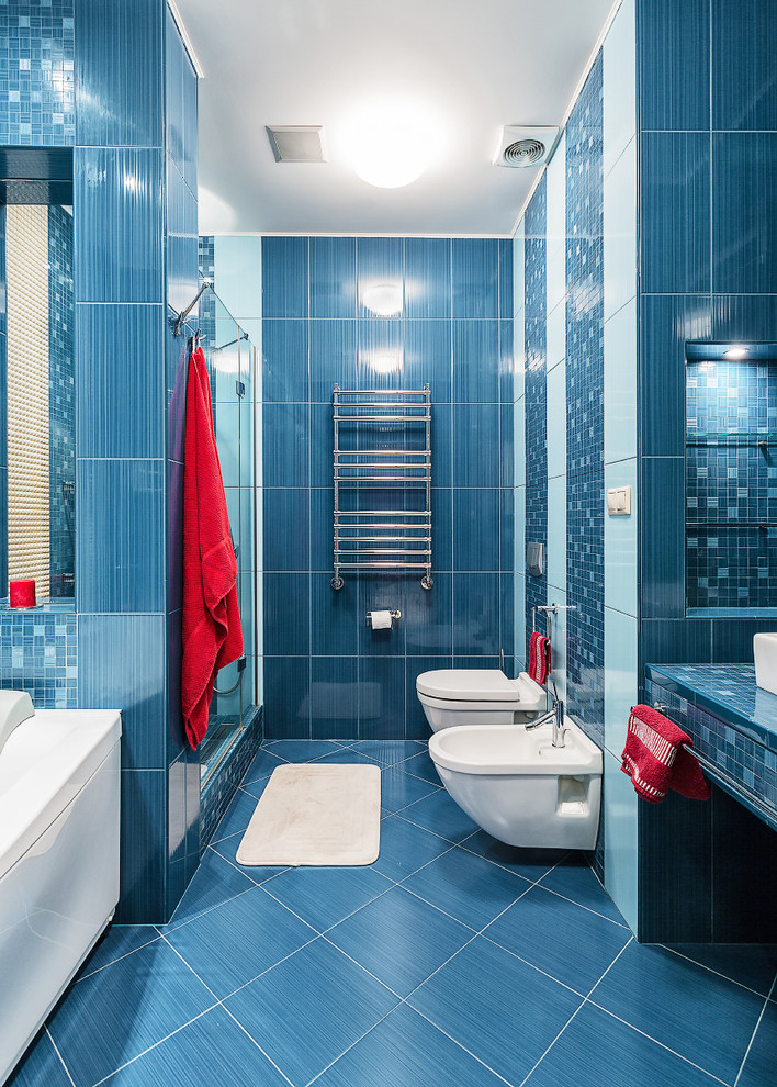 Стильный дизайн: главная ванная комната в стиле фьюжн с душем в нише, биде, синей плиткой, плиткой мозаикой, синими стенами и гидромассажной ванной - последний тренд