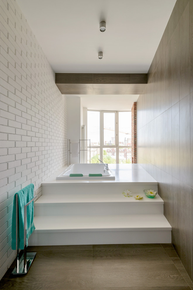 Foto di una stanza da bagno padronale contemporanea con vasca da incasso e pareti bianche