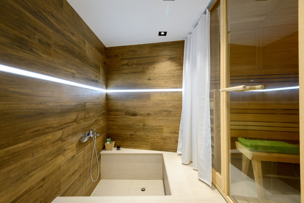 Foto di una stanza da bagno contemporanea con WC sospeso e lavabo sospeso