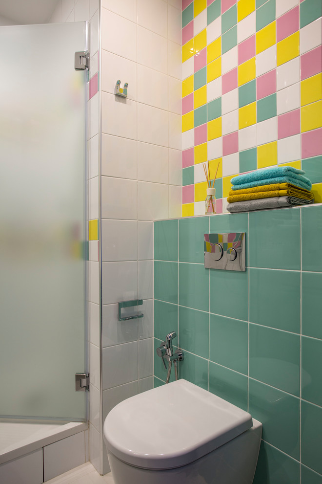 Immagine di una stanza da bagno minimal con WC a due pezzi