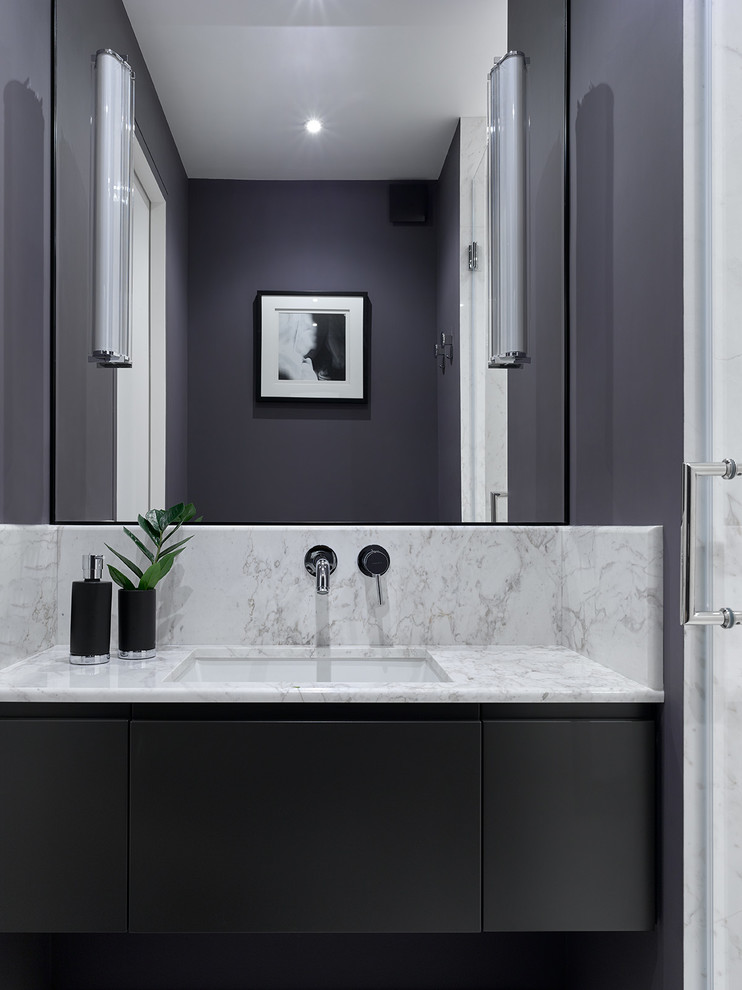 Imagen de cuarto de baño contemporáneo con paredes grises, lavabo bajoencimera, armarios con paneles lisos, puertas de armario negras, aseo y ducha y encimera de mármol