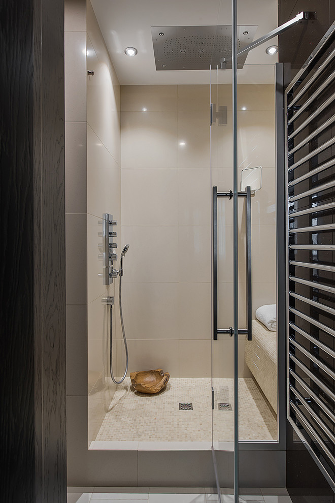 Стильный дизайн: ванная комната среднего размера в современном стиле с душем в нише, бежевой плиткой, полом из керамогранита, душевой кабиной, белым полом и душем с распашными дверями - последний тренд